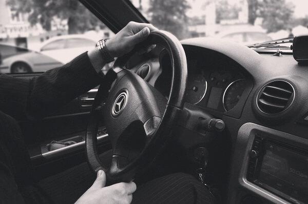 How to hold a steering wheel while on a self drive. Steering wheel while on a self drive